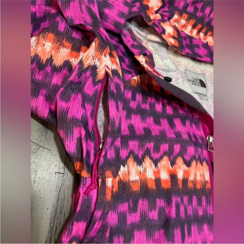 The North Face Hyvent 2.5L Women’s Rain Jacket In A Vibrant Aztec Print NWOT - Picture 6 of 12